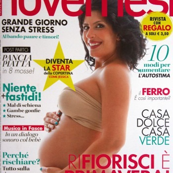 Eine Frau mit Babybauch und einem beigen Tüllrock seitlich stehend mit Blick in die Kamera auf einem Magazin namens novemesi