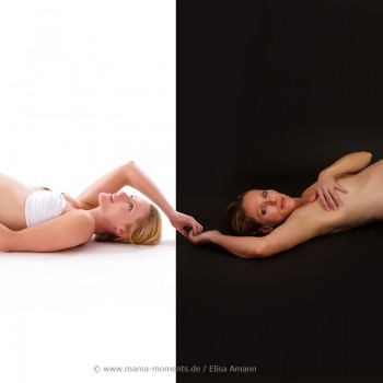 Zwei Bilder von einer Frau mit einem Babybauch. Auf einem hat sie ein weißes Kleid an und auf dem anderen ist sie nackt. Beide Frauen halten sich in der Hand.