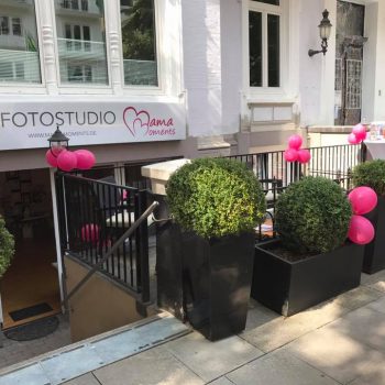 Viele pinke Luftballons vor dem Eingang von Mama Moments.